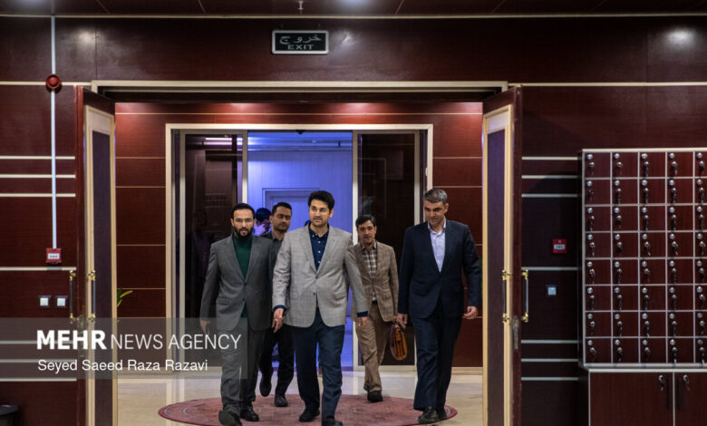 نشست صمیمی رئیس کل سازمان امور مالیاتی با خبرنگاران